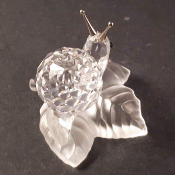 Swarovski snail on a frosted wine leaf - Picture 9 of 9